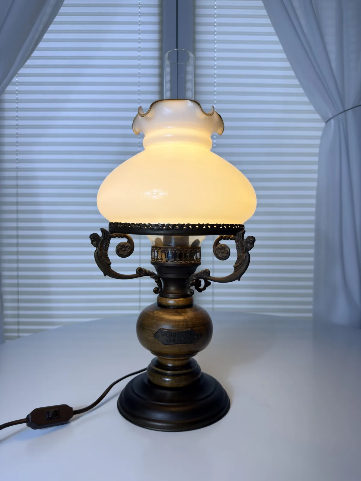 Stylizowana lampa stołowa w formie lampy naftowej Virginia Beach