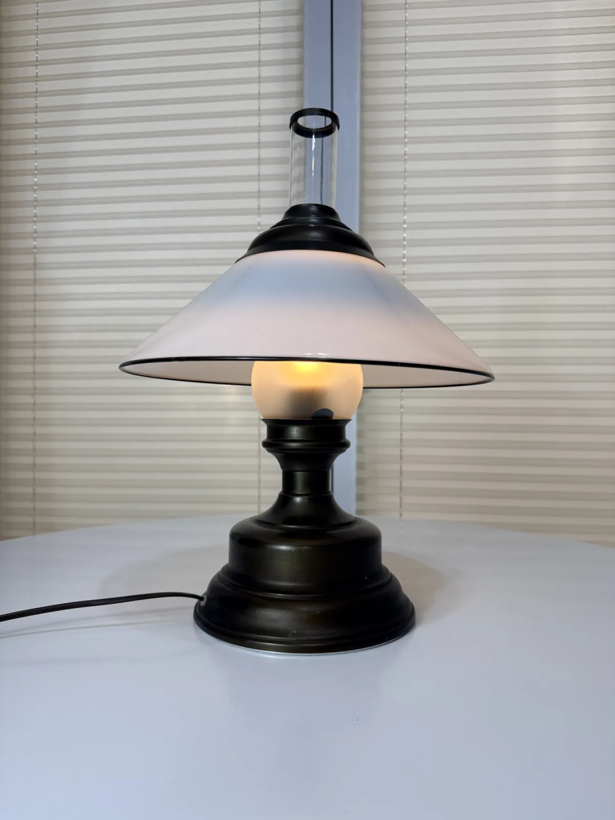 lampa stołowa vintage stylizowana na lampę naftową