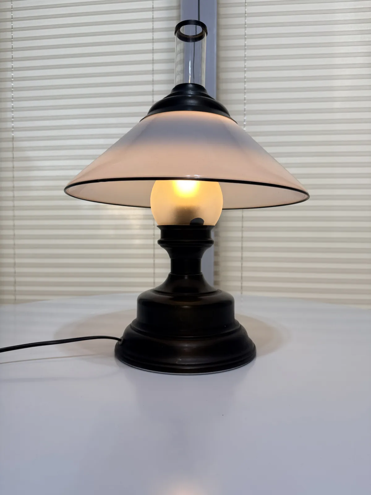 lampa stołowa vintage stylizowana na lampę naftową