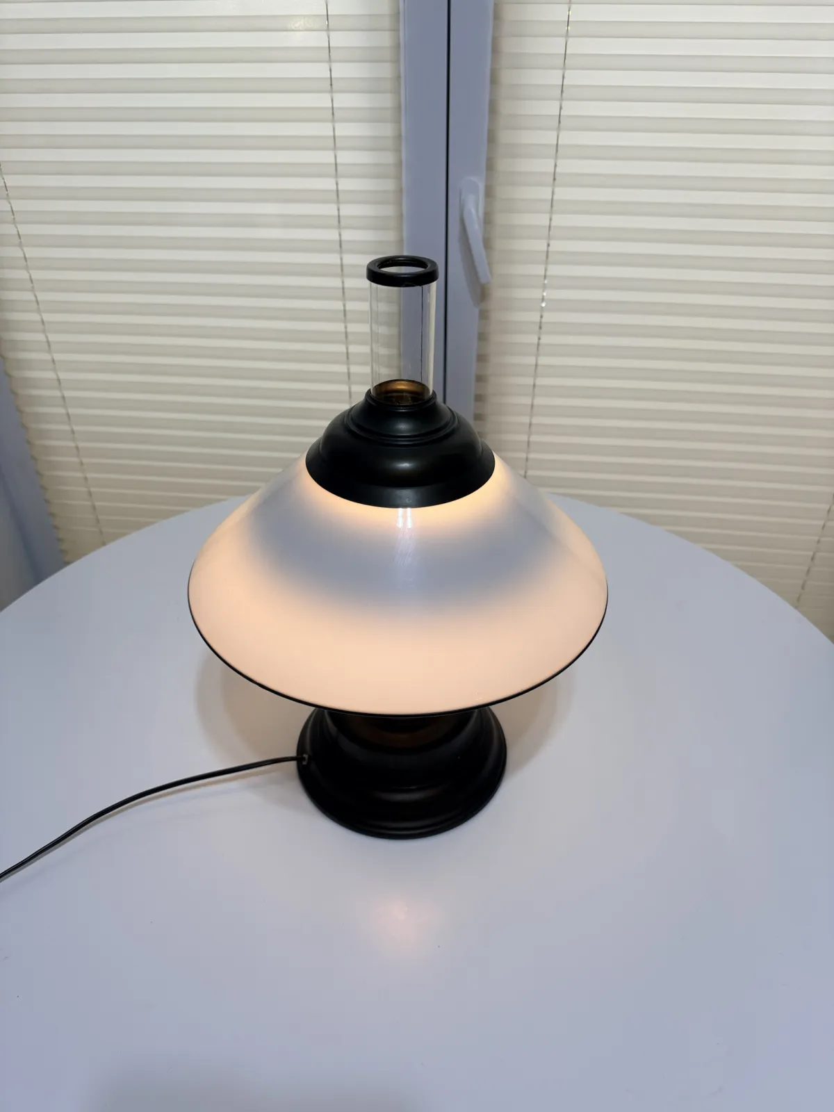 lampa stołowa vintage stylizowana na lampę naftową