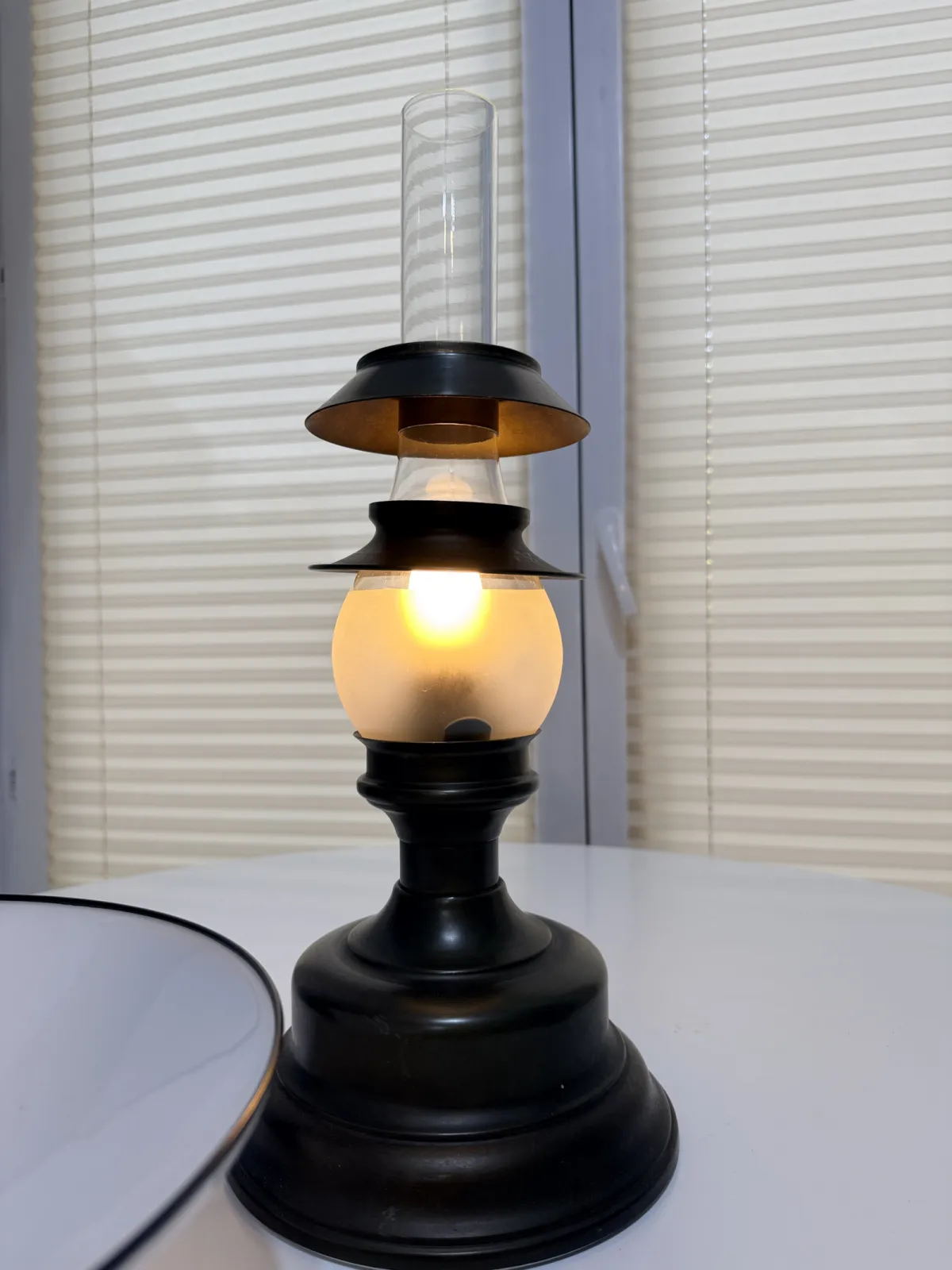 lampa stołowa vintage stylizowana na lampę naftową