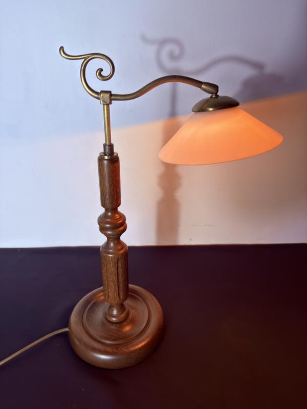 drewniana lampa stołowa vintage z mosiężnym ramieniem