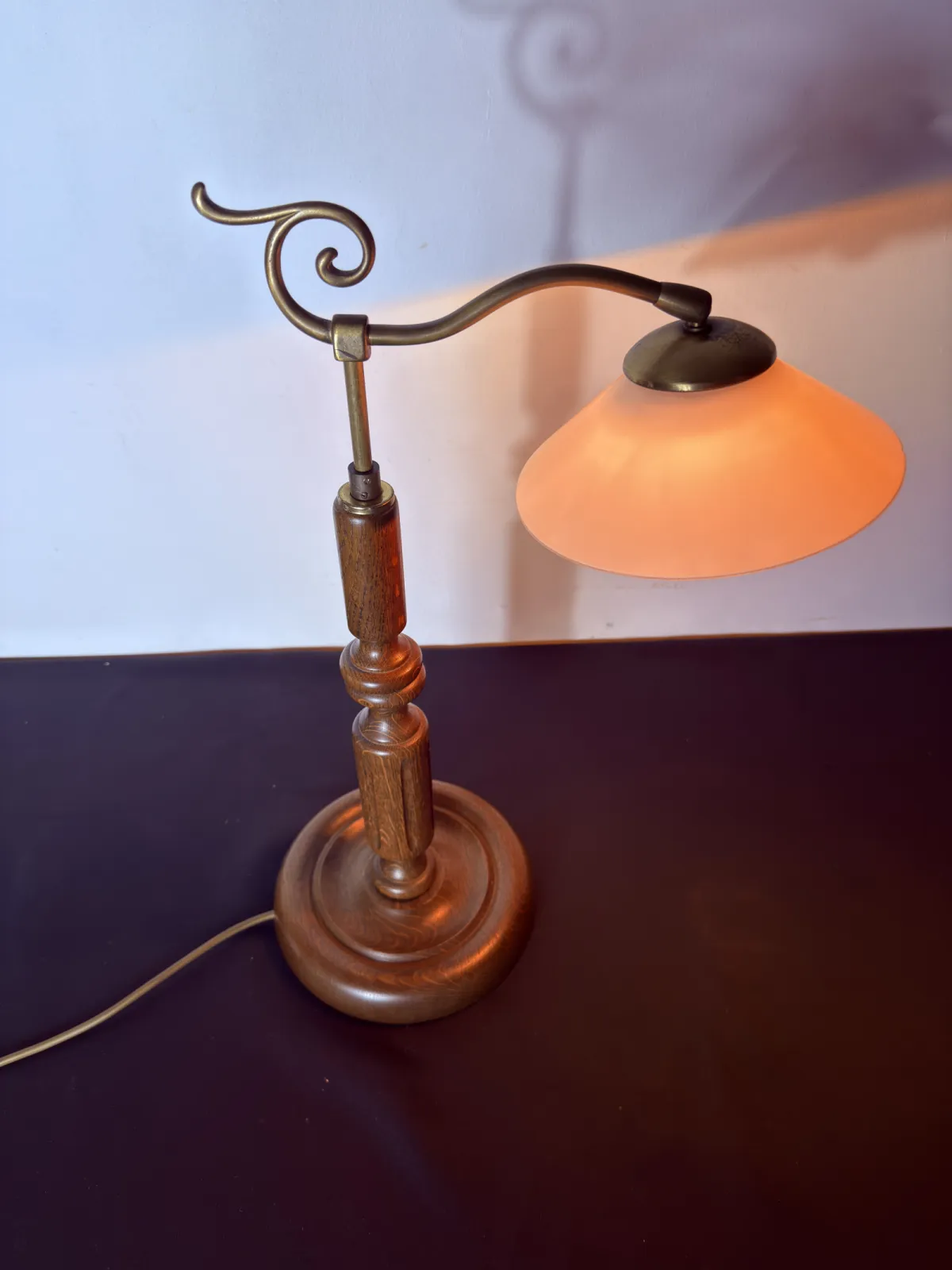 drewniana lampa stołowa vintage z mosiężnym ramieniem