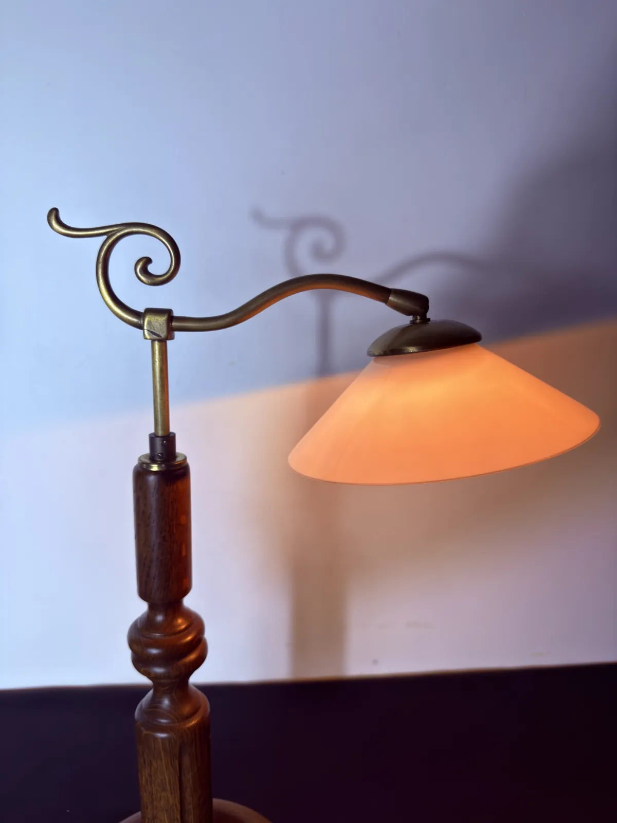 drewniana lampa stołowa vintage z mosiężnym ramieniem