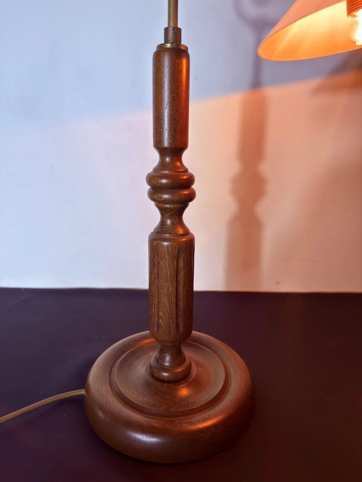 drewniana lampa stołowa vintage z mosiężnym ramieniem
