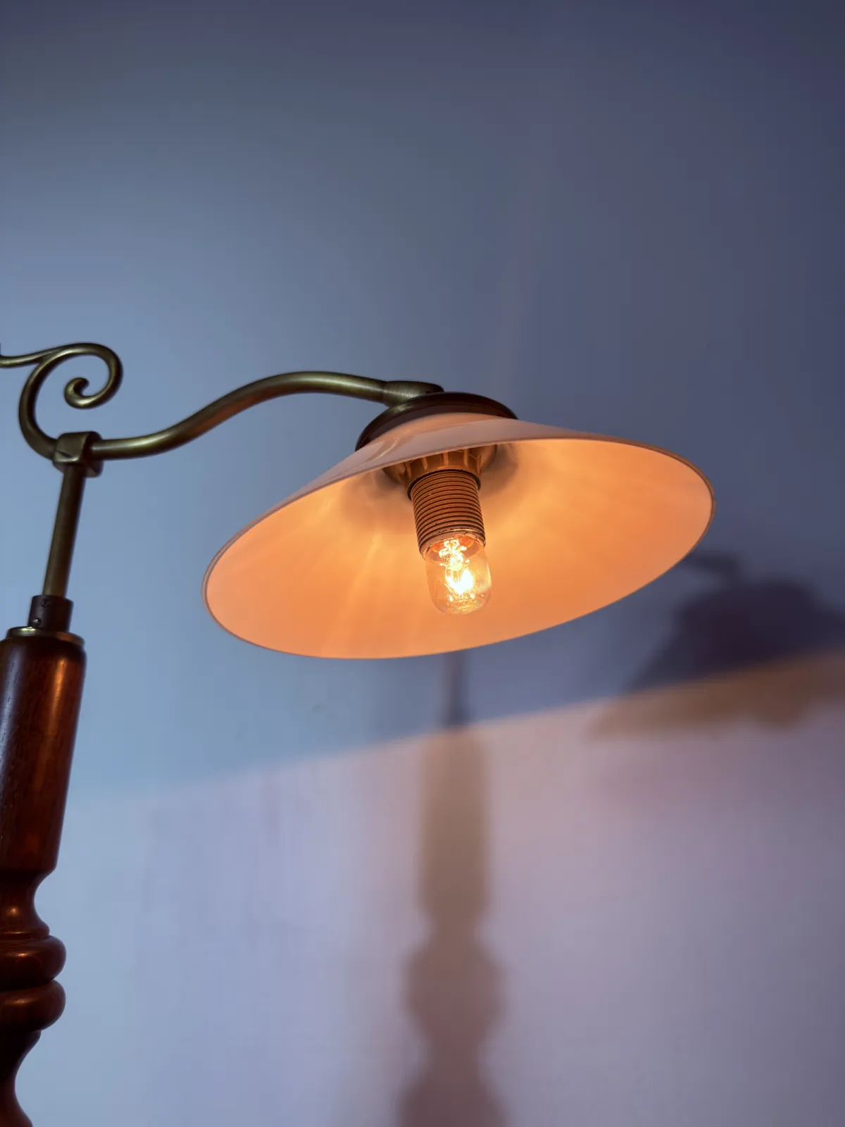 drewniana lampa stołowa vintage z mosiężnym ramieniem