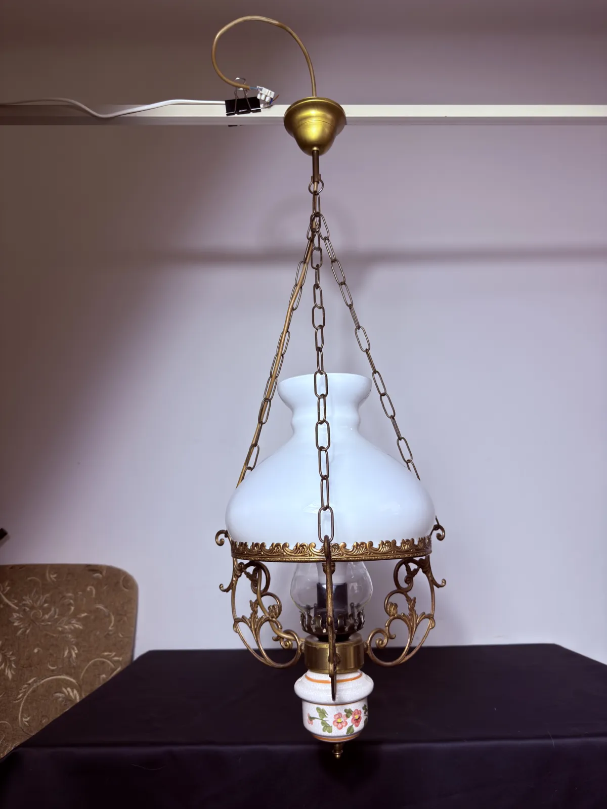 wisząca lampa naftowa vintage z opalowym kloszem