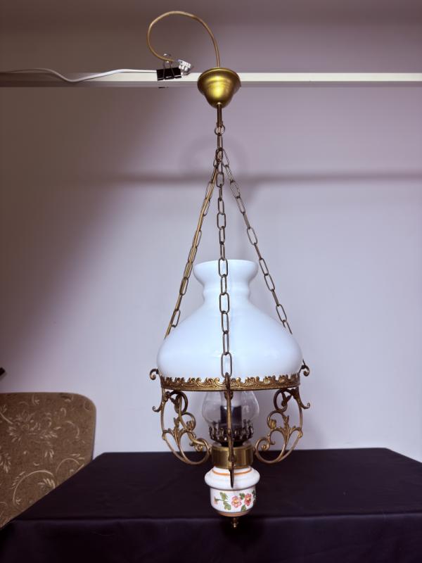 wisząca lampa naftowa vintage z opalowym kloszem