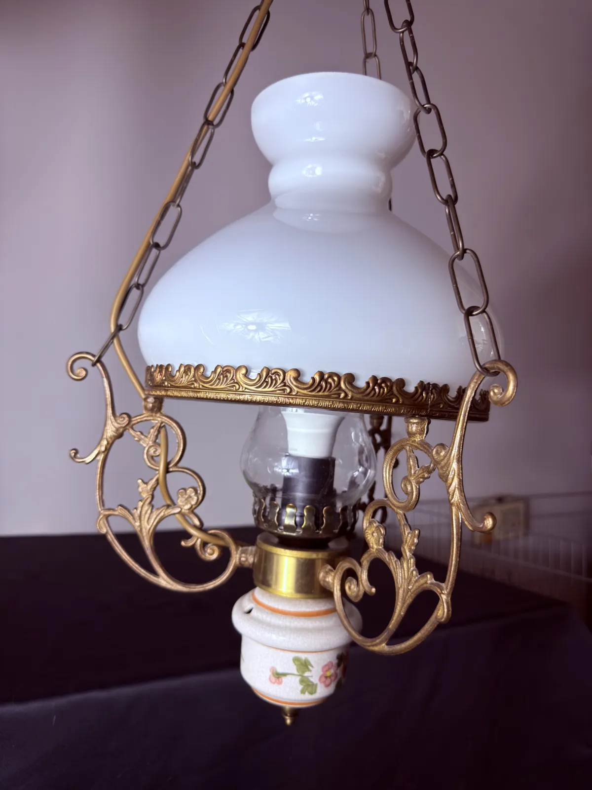 wisząca lampa naftowa vintage z opalowym kloszem