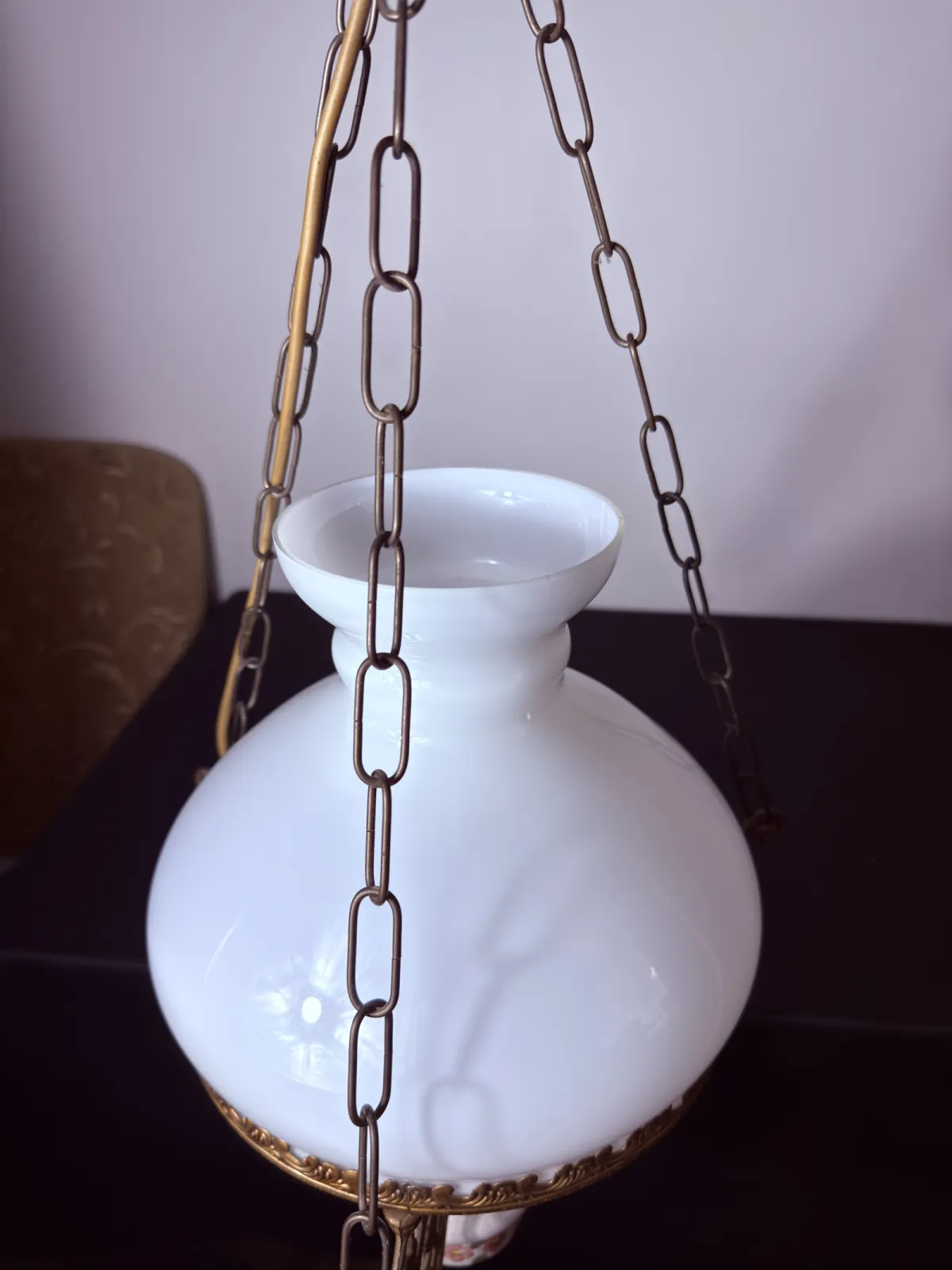 wisząca lampa naftowa vintage z opalowym kloszem