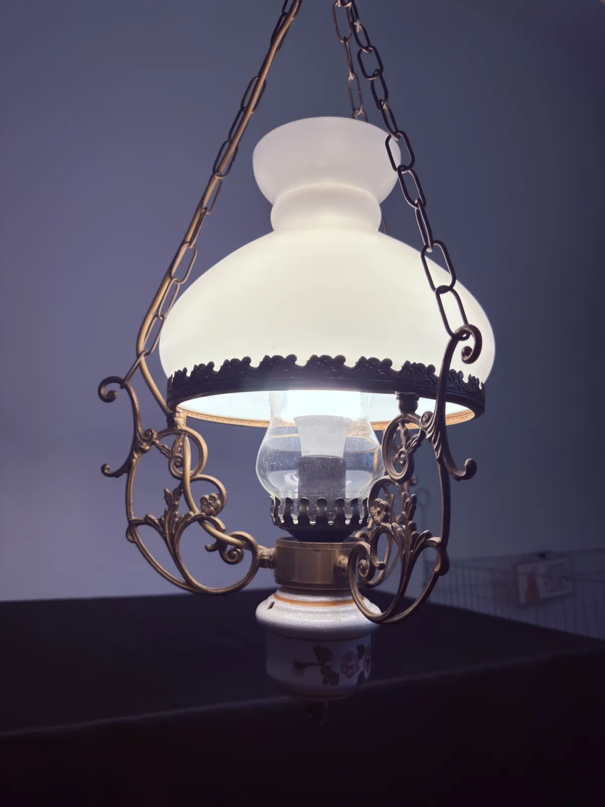 wisząca lampa naftowa vintage z opalowym kloszem