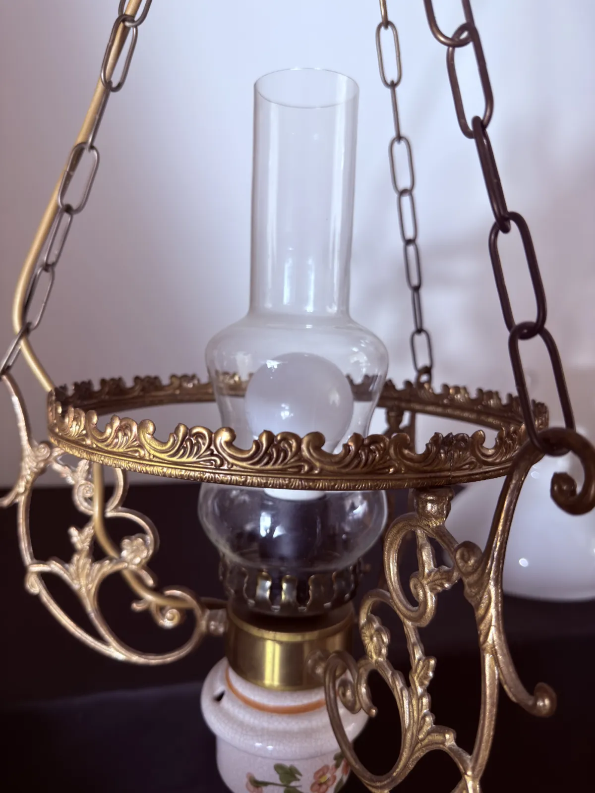 wisząca lampa naftowa vintage z opalowym kloszem