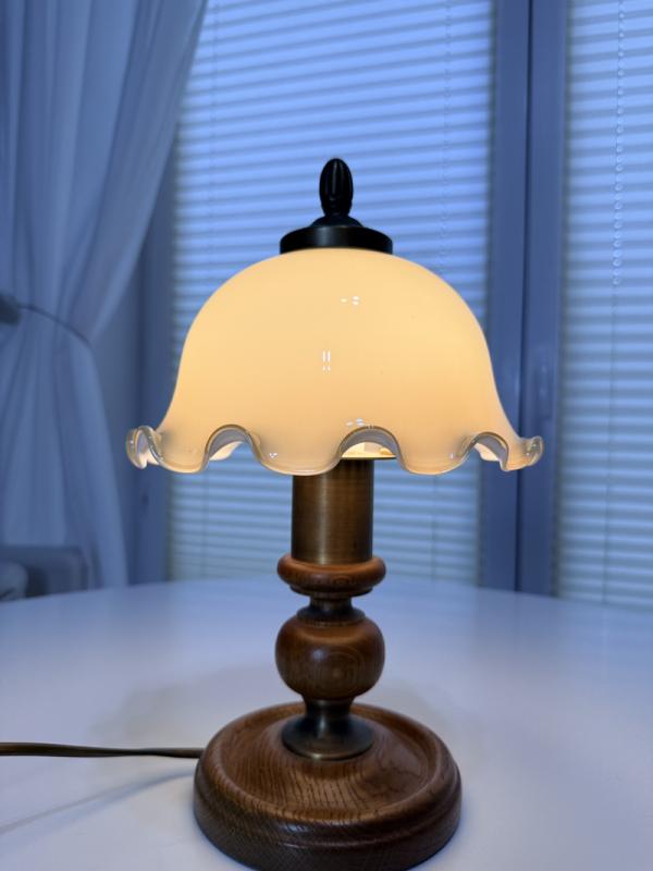lampka stołowa vintage z mlecznym szklanym kloszem