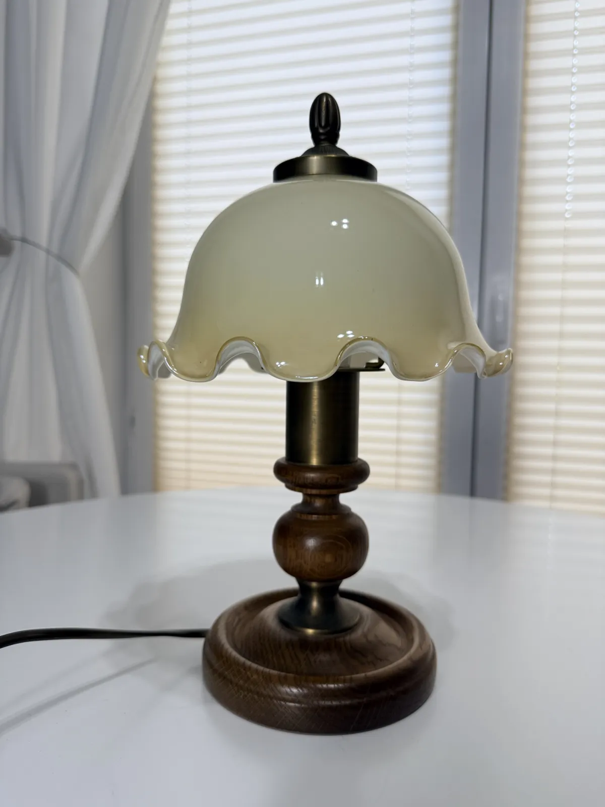 lampka stołowa vintage z mlecznym szklanym kloszem