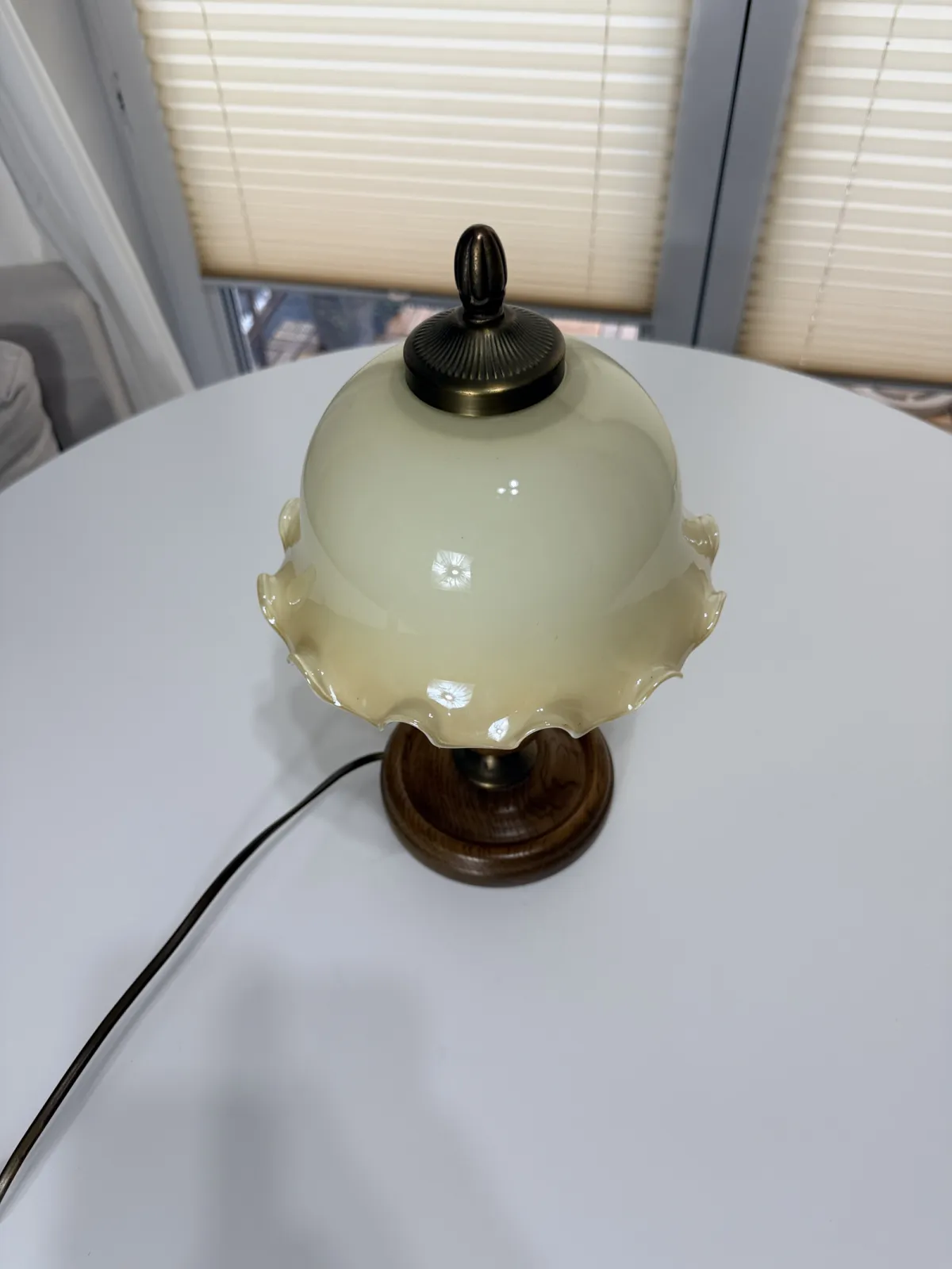 lampka stołowa vintage z mlecznym szklanym kloszem