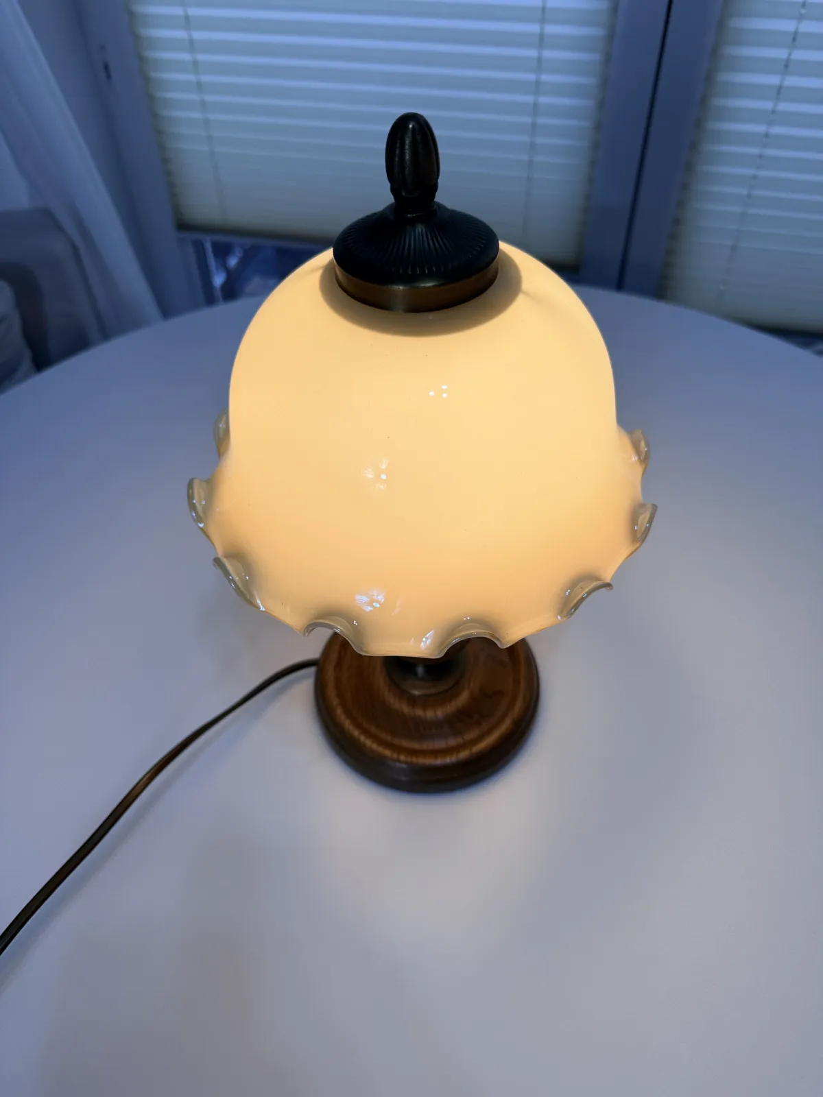 lampka stołowa vintage z mlecznym szklanym kloszem
