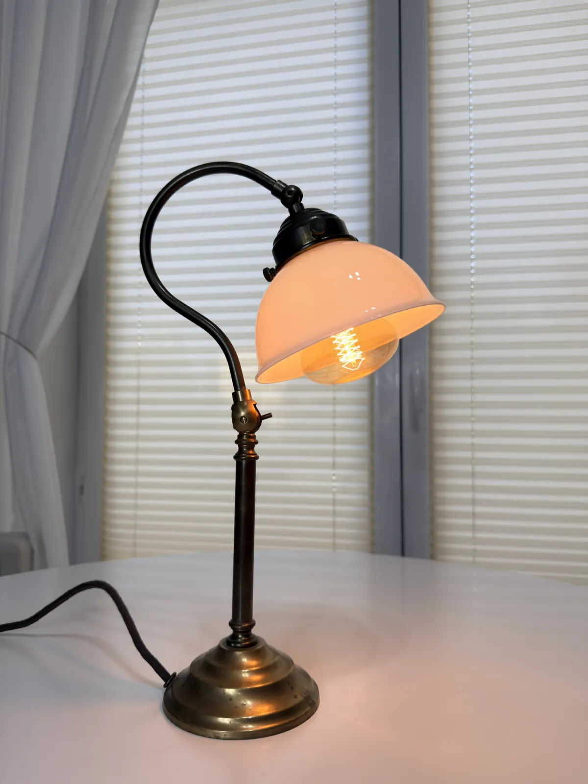 lampa stołowa vintage z opalowym kloszem regulowana