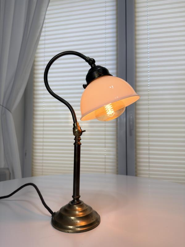 lampa stołowa vintage z opalowym kloszem regulowana