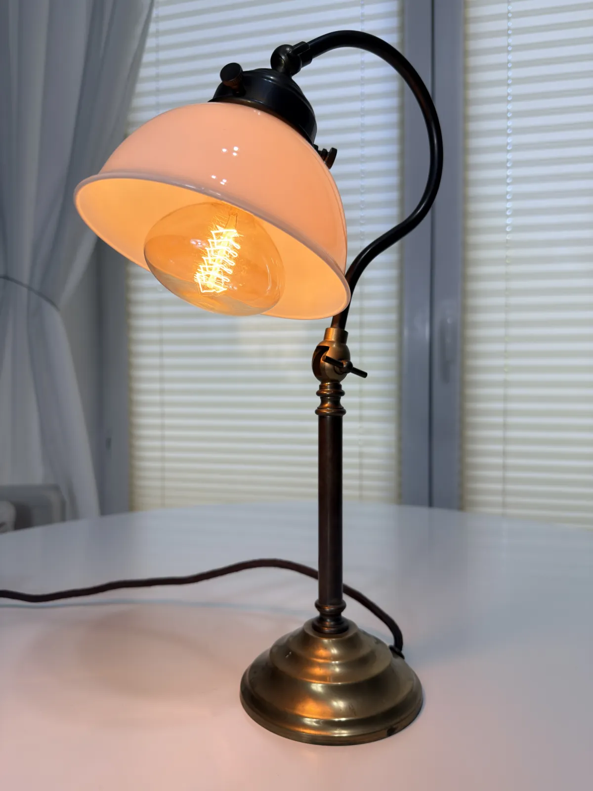 lampa stołowa vintage z opalowym kloszem regulowana