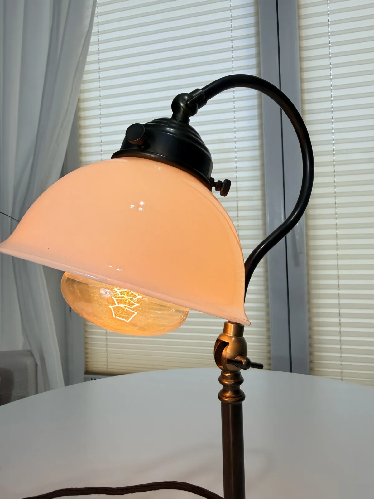 lampa stołowa vintage z opalowym kloszem regulowana