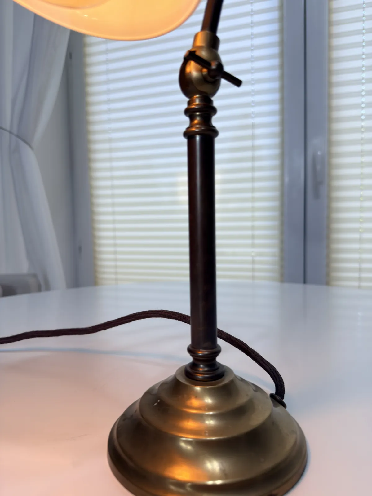 lampa stołowa vintage z opalowym kloszem regulowana