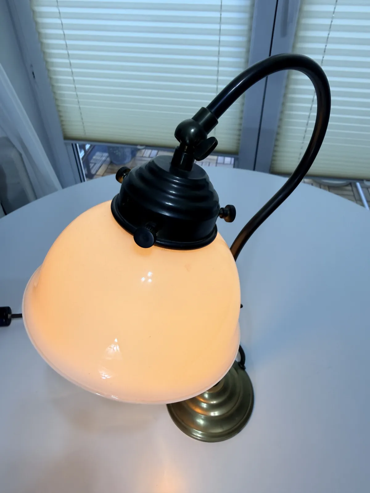 lampa stołowa vintage z opalowym kloszem regulowana