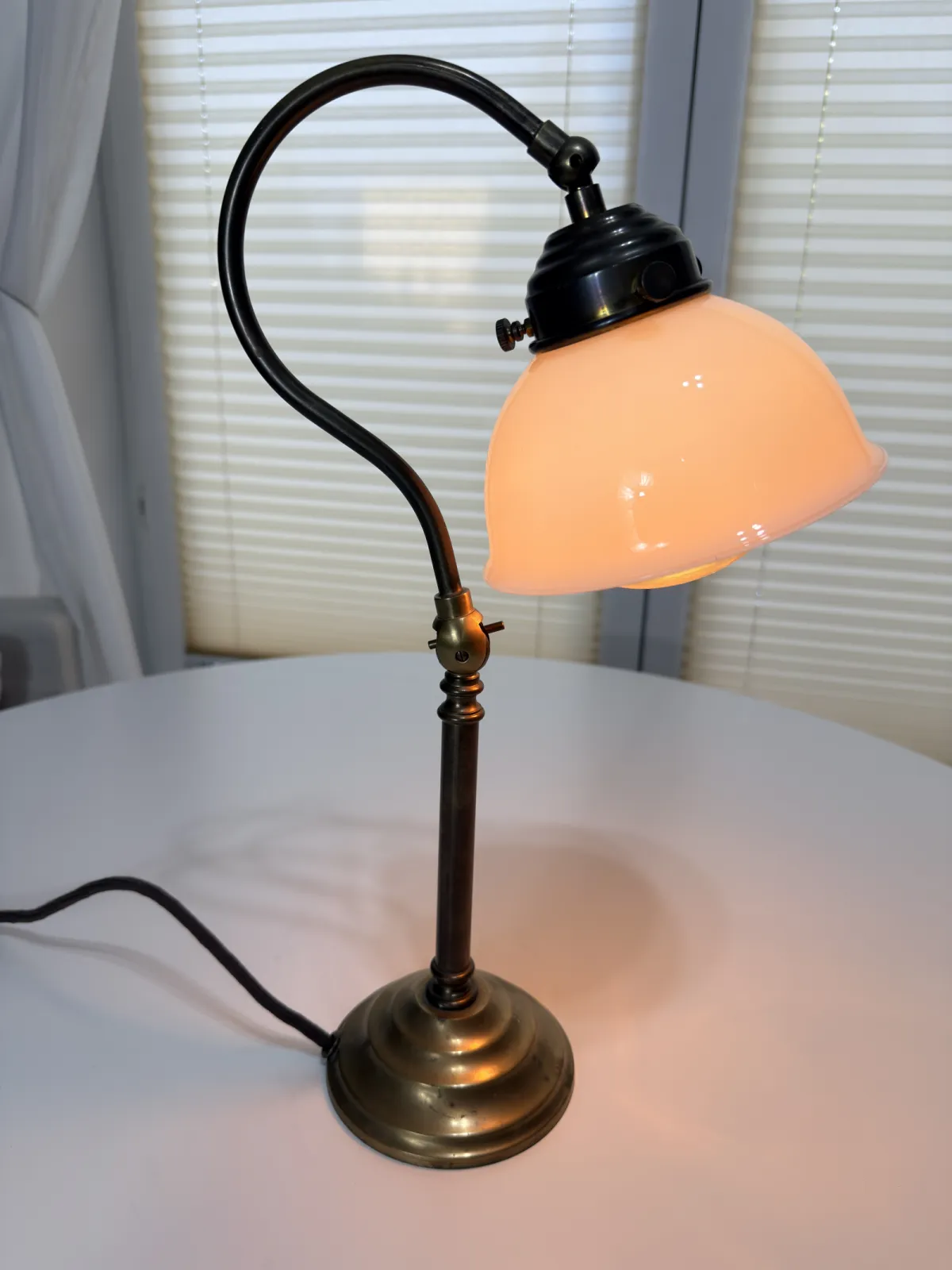 lampa stołowa vintage z opalowym kloszem regulowana