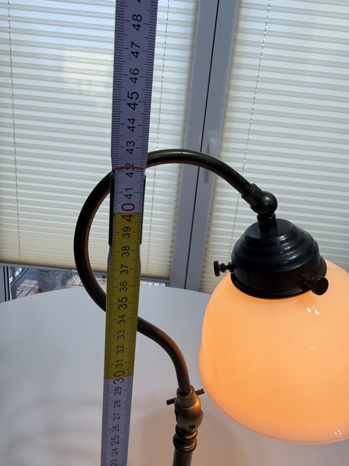 lampa stołowa vintage z opalowym kloszem regulowana