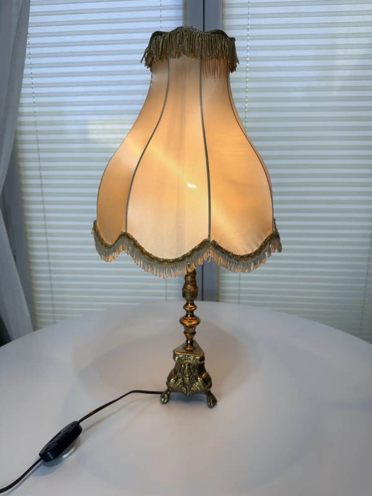 lampa stołowa vintage mosiężna z abażurem frędzle