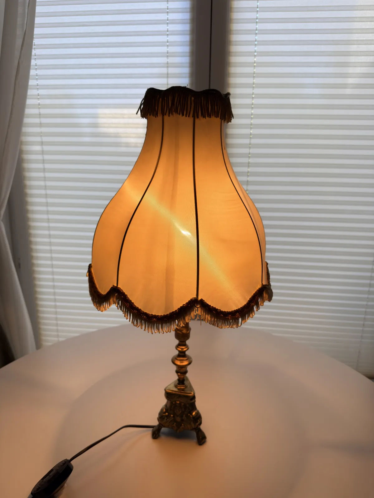 lampa stołowa vintage mosiężna z abażurem frędzle