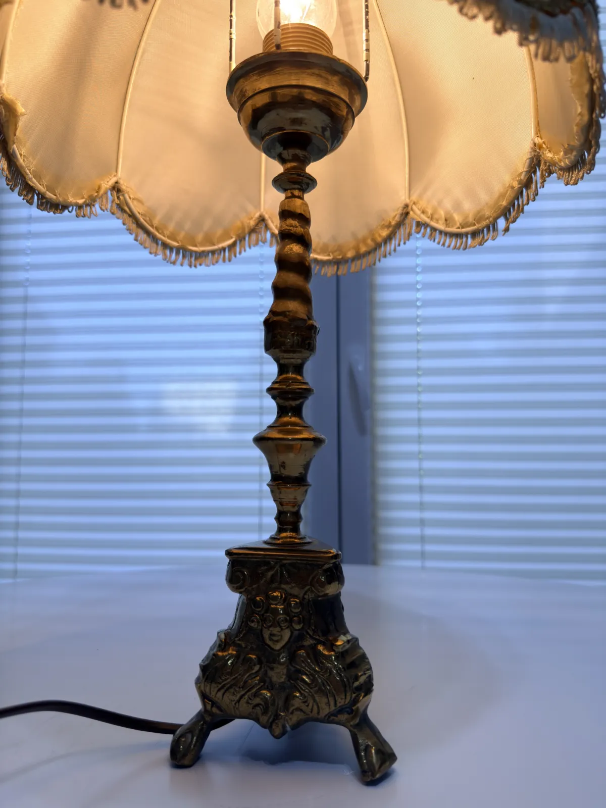 lampa stołowa vintage mosiężna z abażurem frędzle