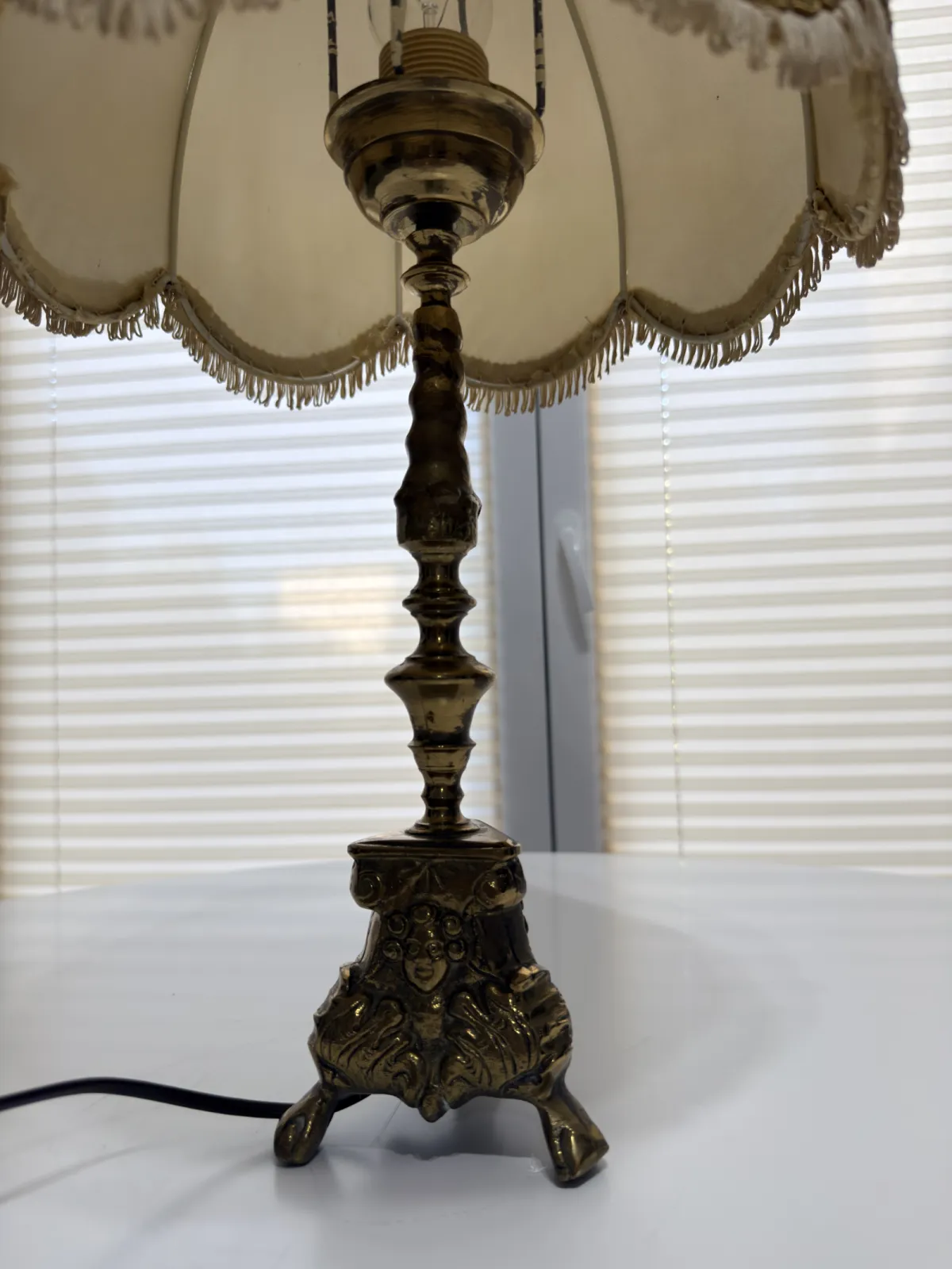 lampa stołowa vintage mosiężna z abażurem frędzle