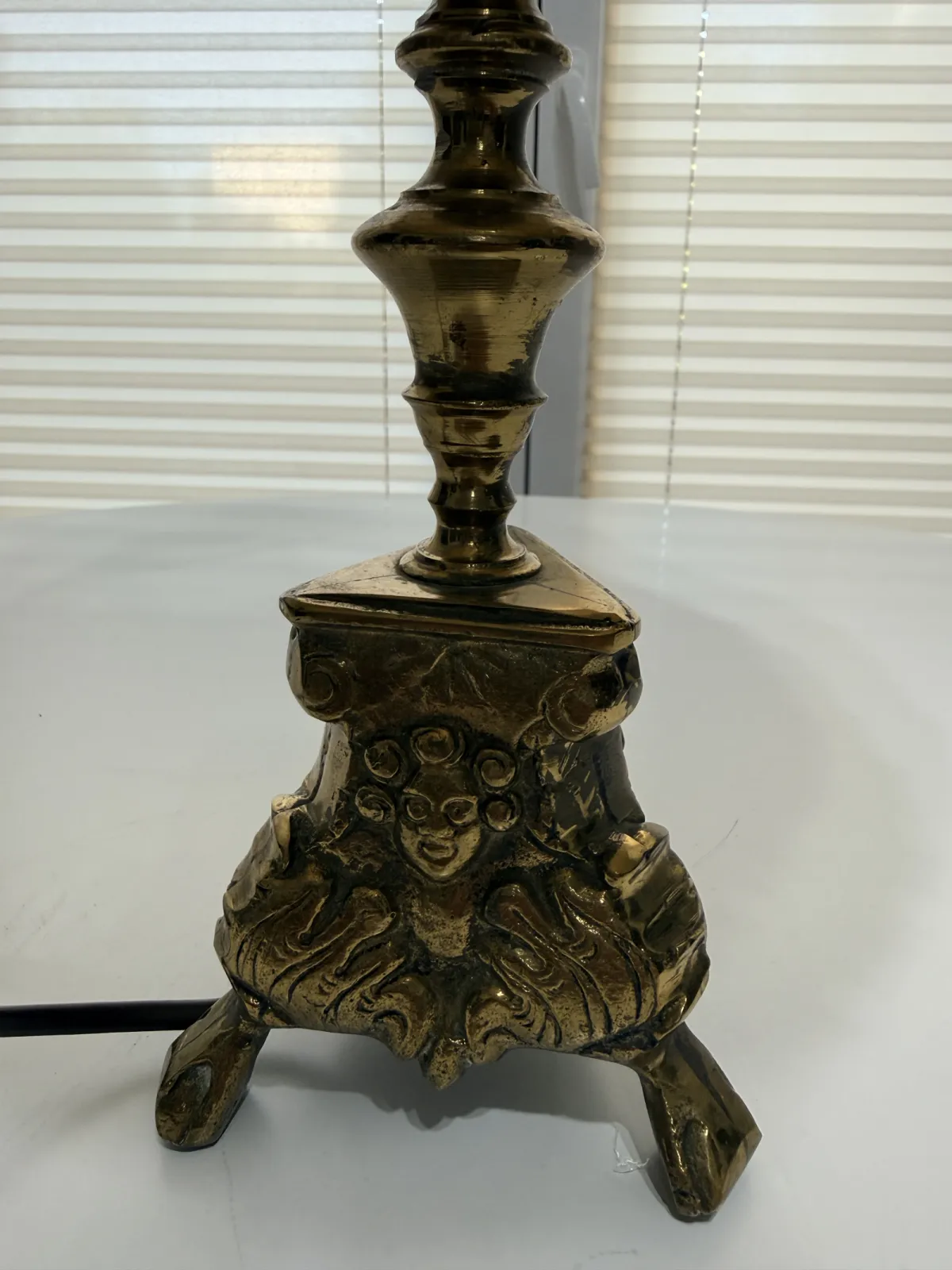lampa stołowa vintage mosiężna z abażurem frędzle