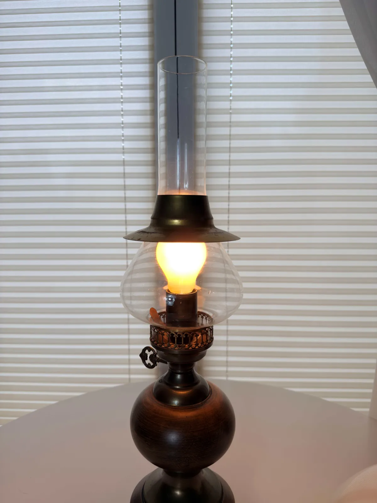 lampa stołowa naftowa vintage mleczny klosz