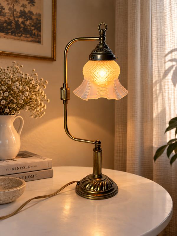 lampa stołowa bankierka retro z regulowanym ramieniem i szklanym kloszem