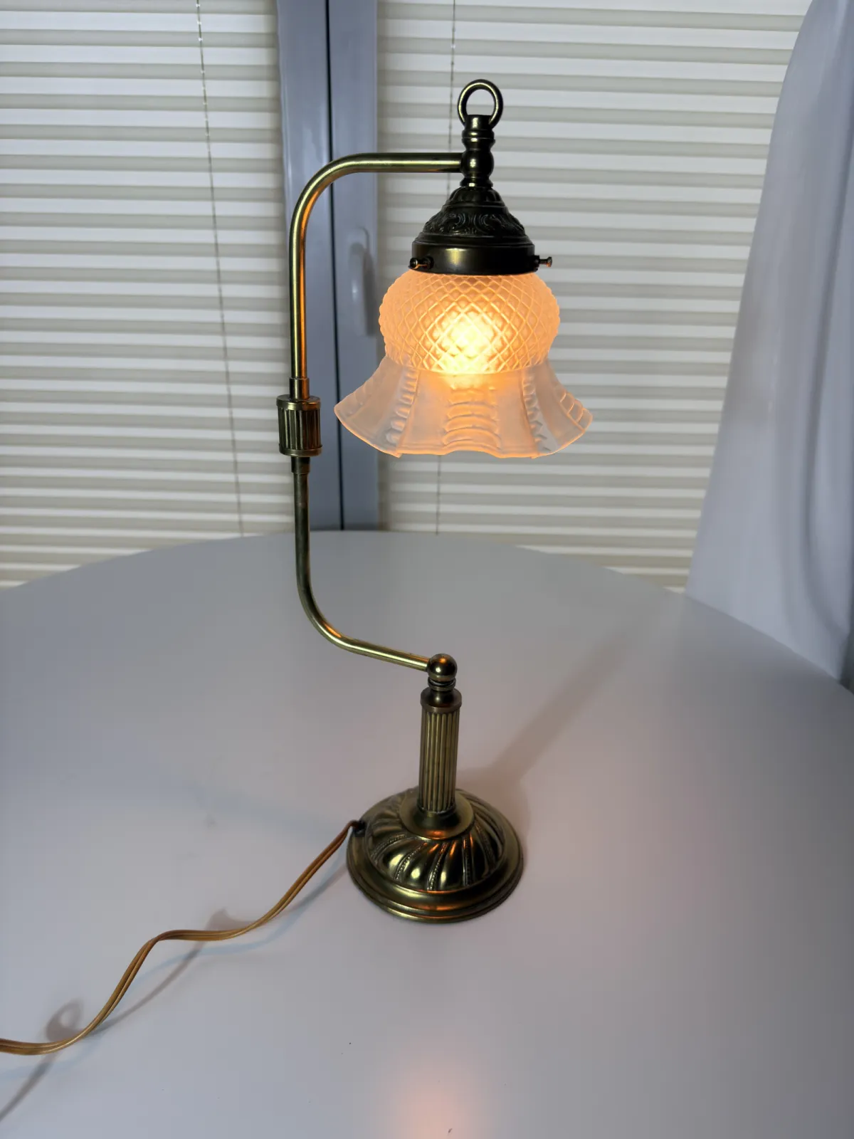 lampa stołowa bankierka retro z regulowanym ramieniem i szklanym kloszem