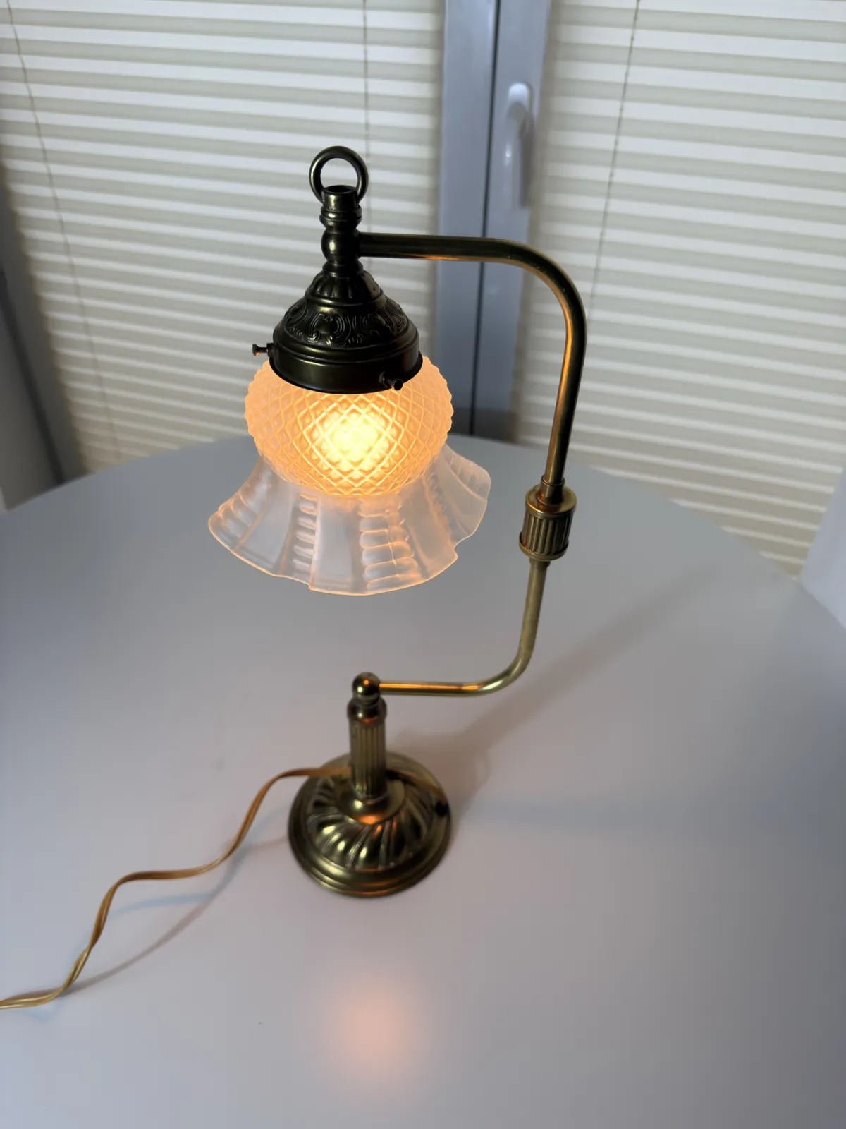 lampa stołowa bankierka retro z regulowanym ramieniem i szklanym kloszem