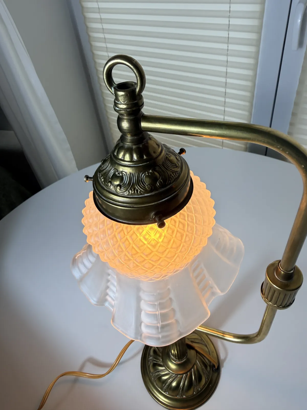 lampa stołowa bankierka retro z regulowanym ramieniem i szklanym kloszem