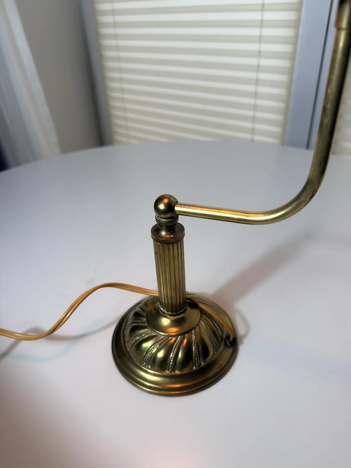 lampa stołowa bankierka retro z regulowanym ramieniem i szklanym kloszem
