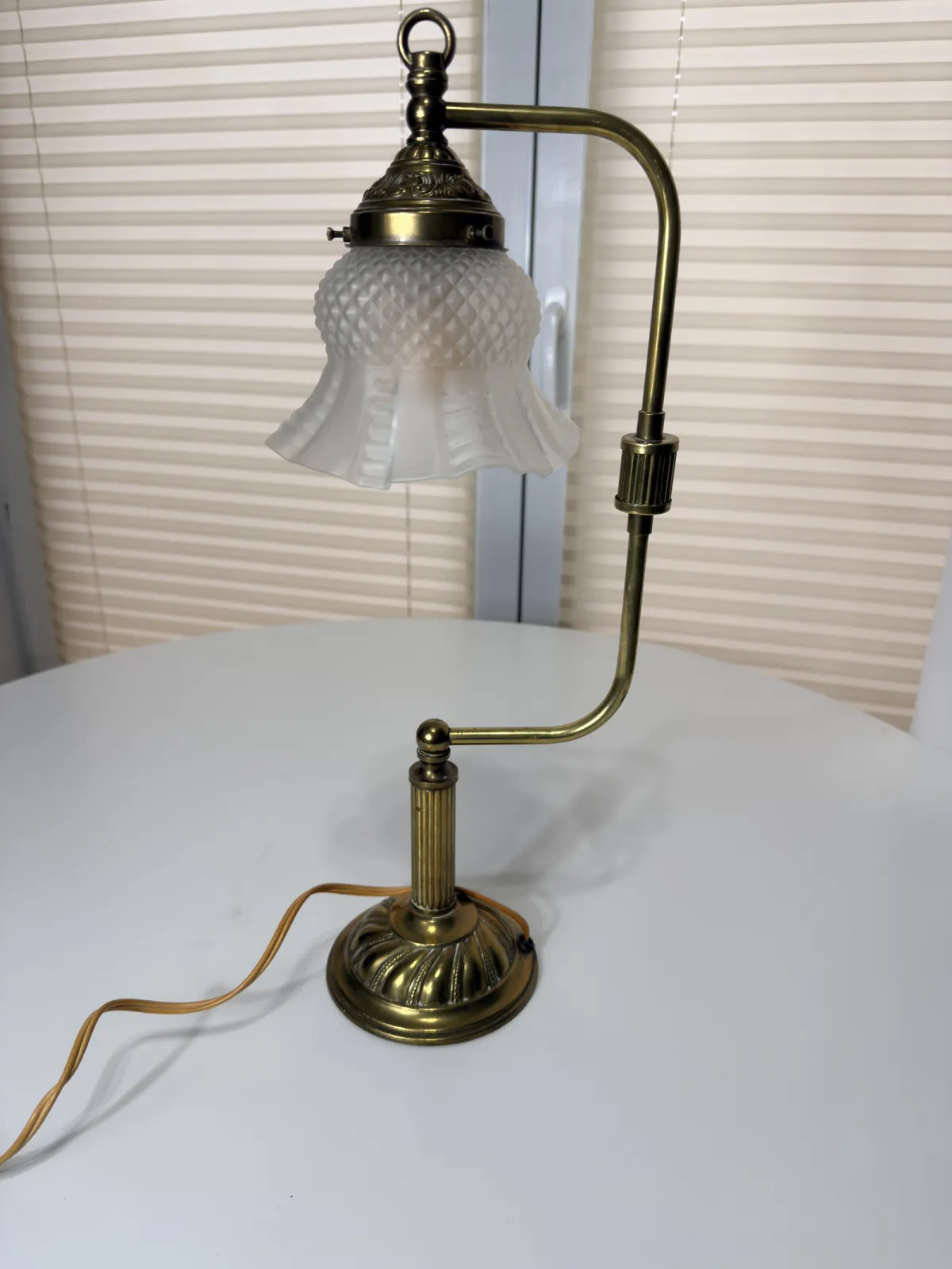 lampa stołowa bankierka retro z regulowanym ramieniem i szklanym kloszem