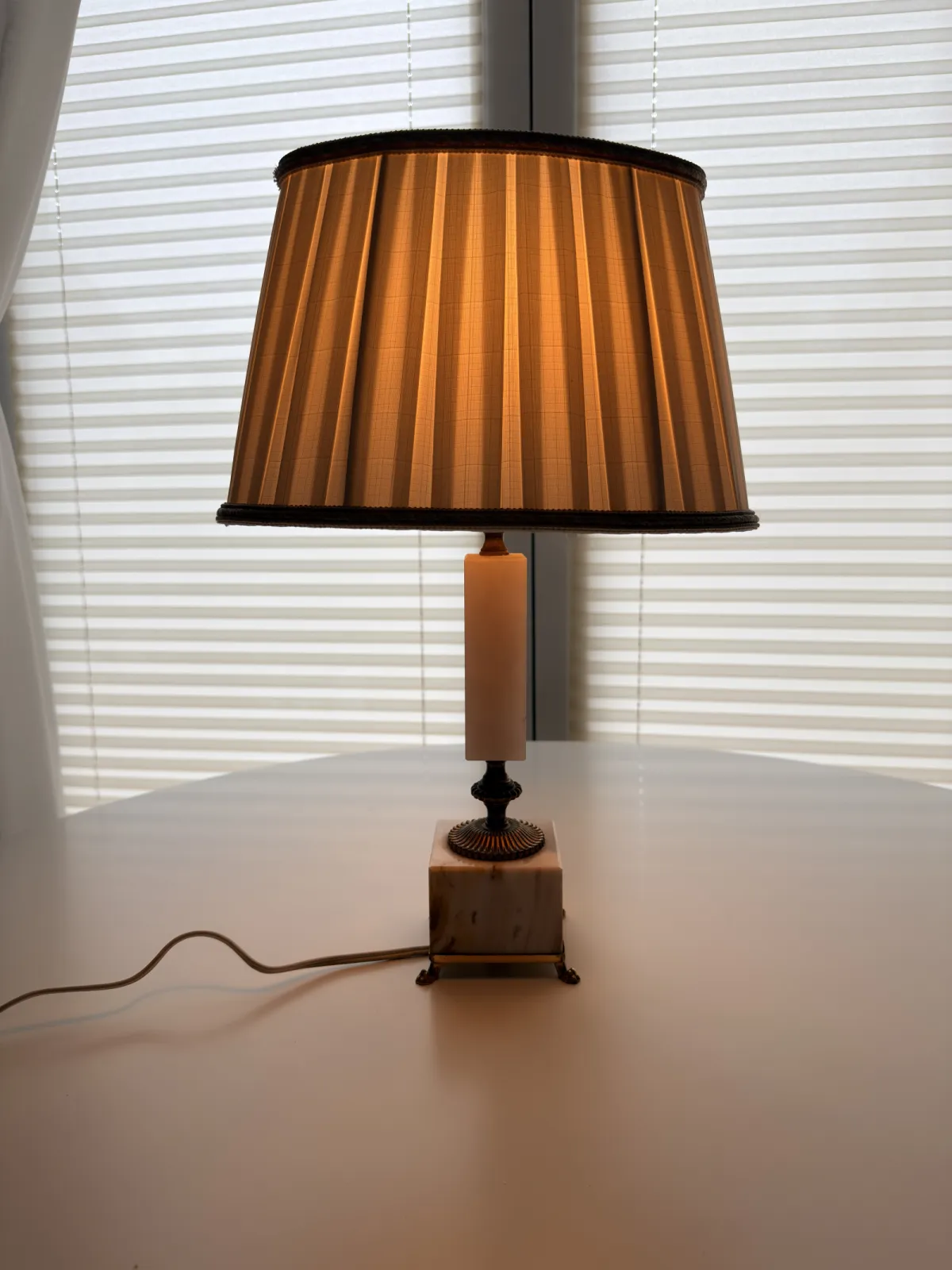 lampa stołowa vintage z kamienia i mosiądzu z abażurem