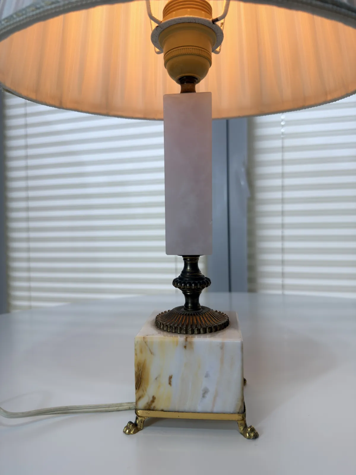 lampa stołowa vintage z kamienia i mosiądzu z abażurem