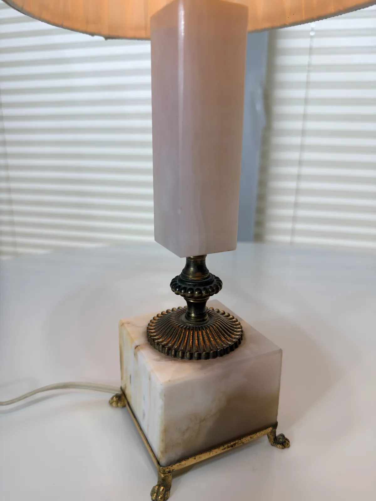 lampa stołowa vintage z kamienia i mosiądzu z abażurem