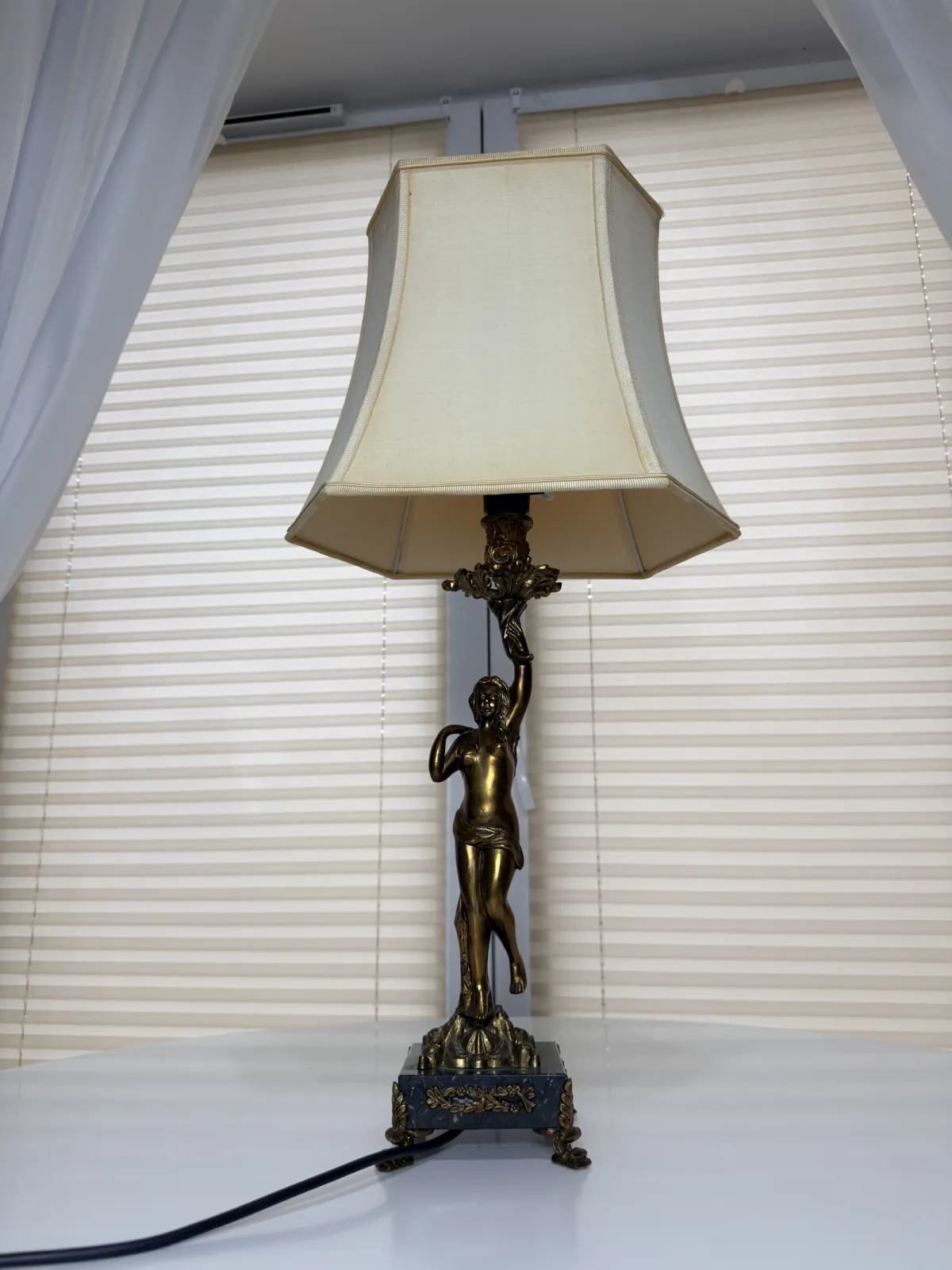 dekoracyjna lampa stołowa z figurą kobiety vintage
