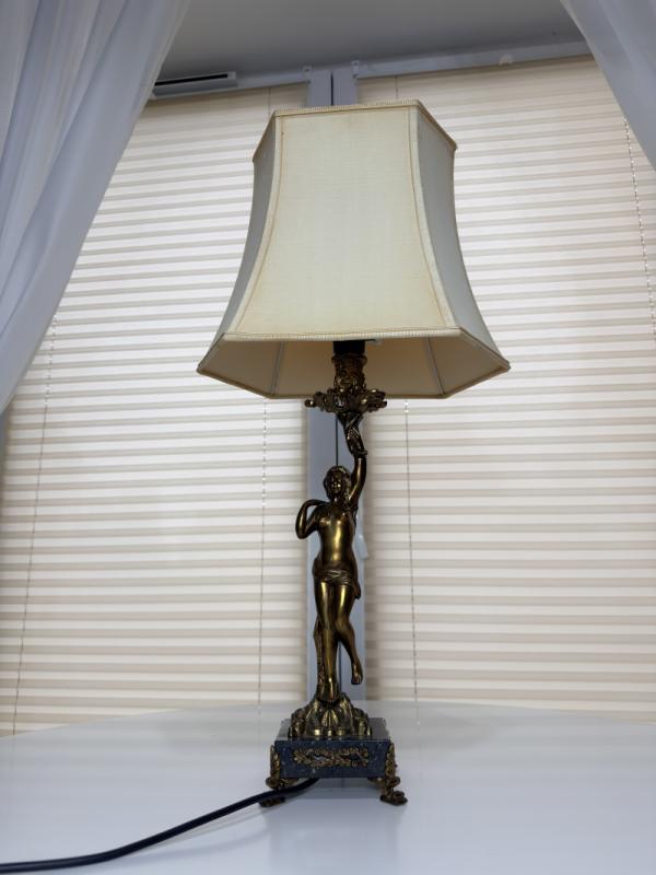 dekoracyjna lampa stołowa z figurą kobiety vintage