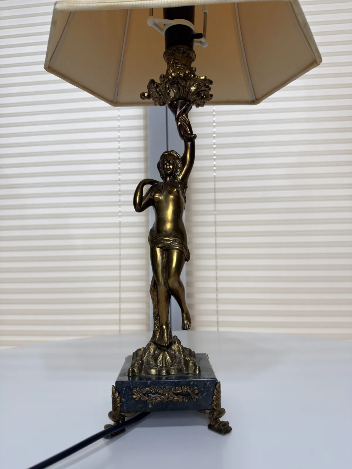 dekoracyjna lampa stołowa z figurą kobiety vintage