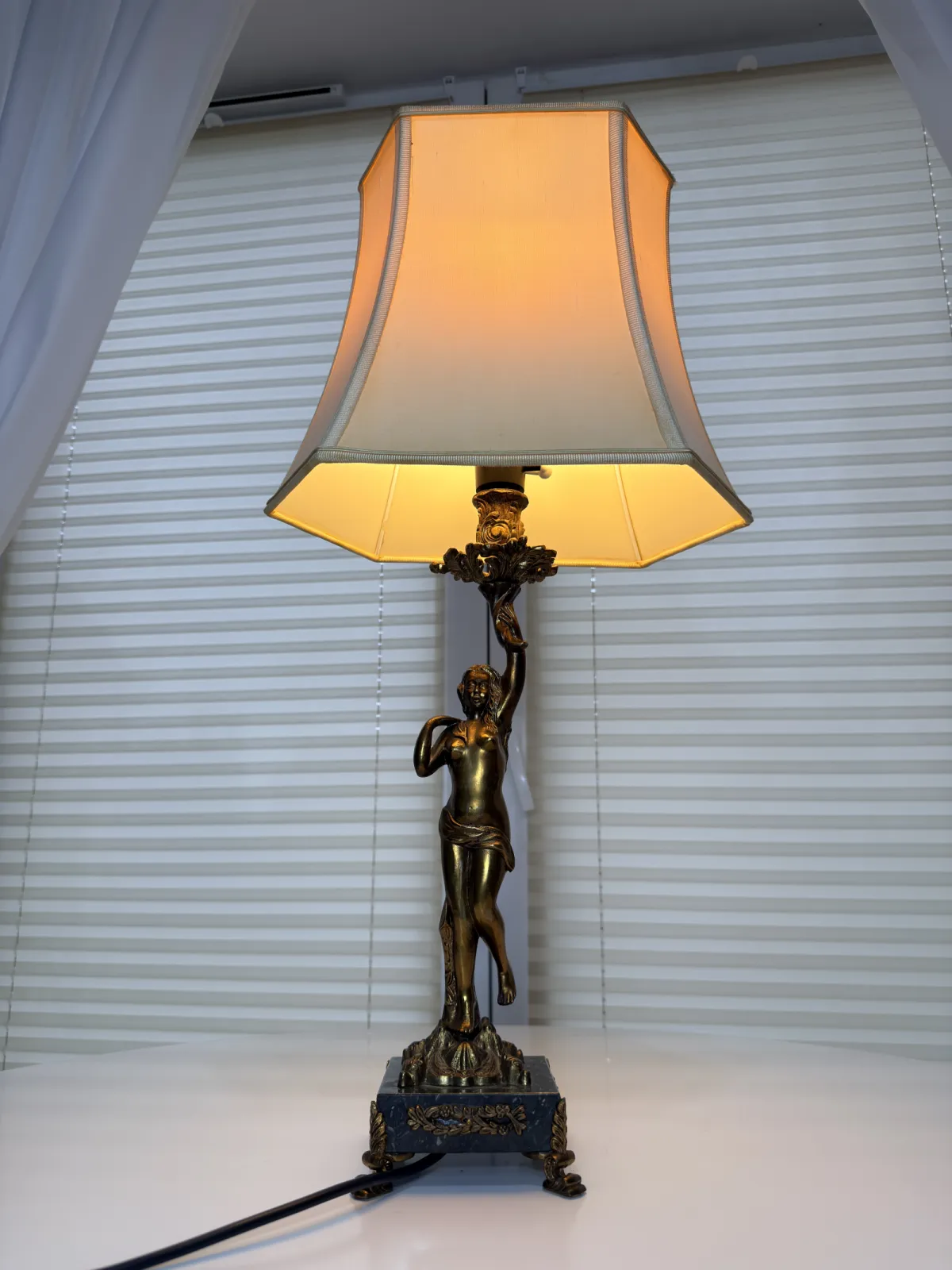 dekoracyjna lampa stołowa z figurą kobiety vintage