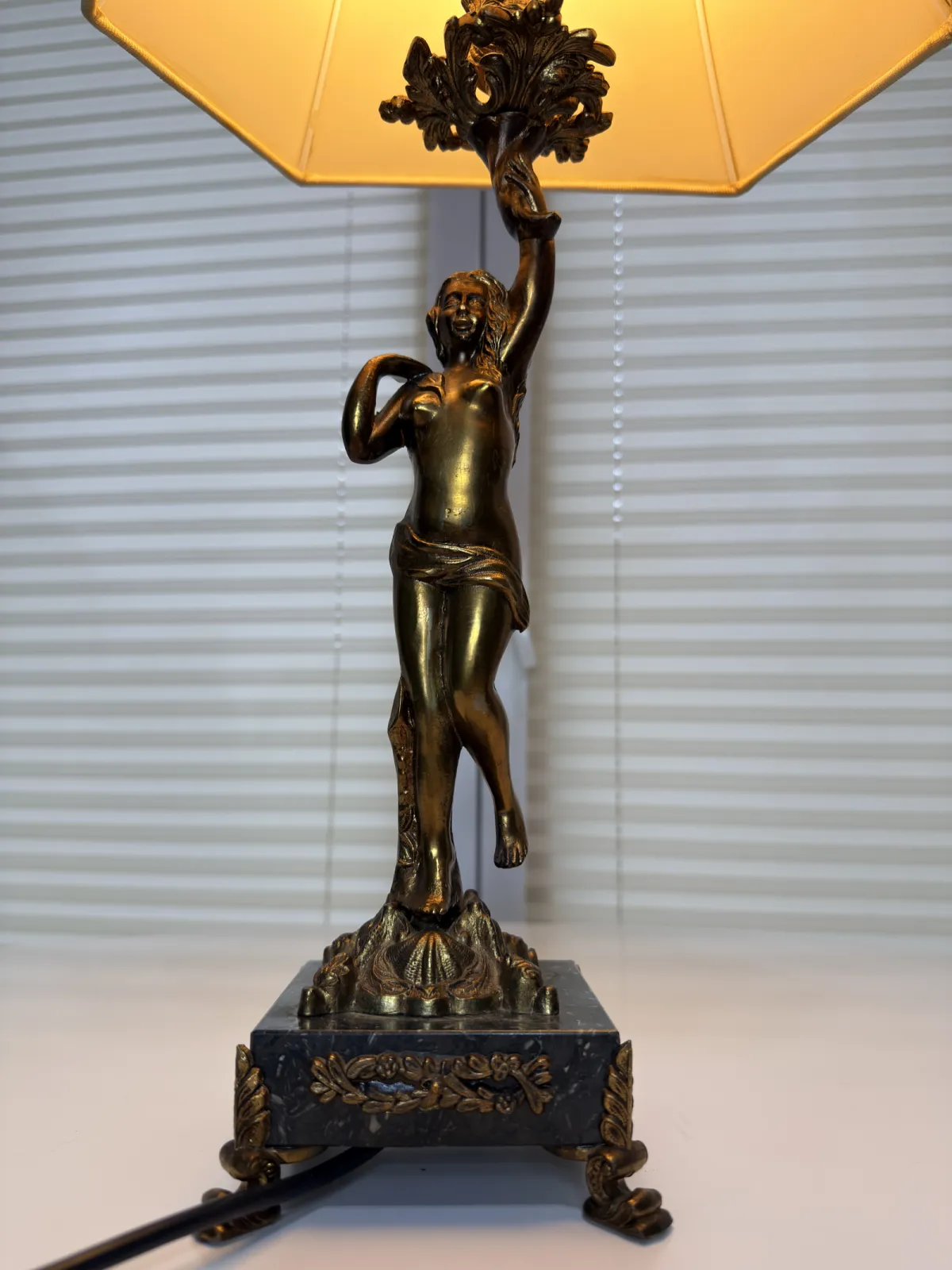 dekoracyjna lampa stołowa z figurą kobiety vintage