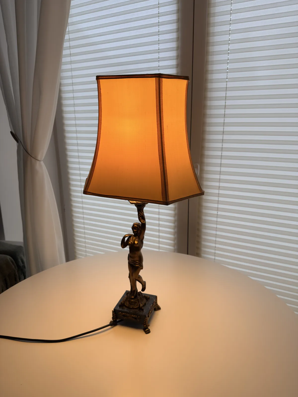 dekoracyjna lampa stołowa z figurą kobiety vintage