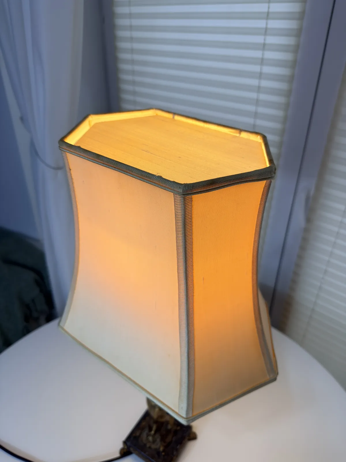 dekoracyjna lampa stołowa z figurą kobiety vintage